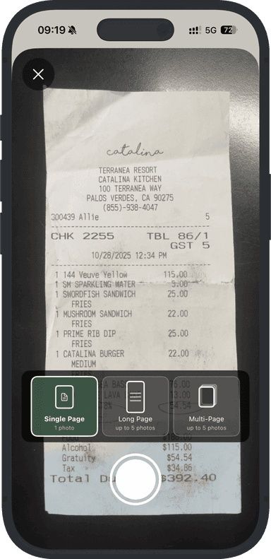 Smartphone skannar ett restaurangkvitto för digital kvittohantering