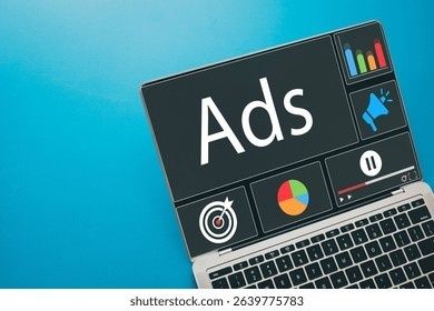 Laptop med grafen "Ads" och symboler för digital analys